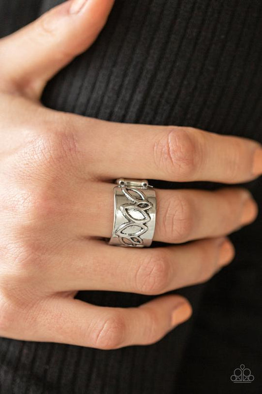 When You LEAF Expect It - Silver Leafy Detail Paparazzi Ring